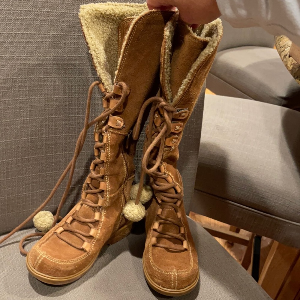 Girls Tan Elephantito boots.